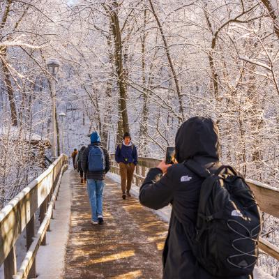 冬季通往楼梯的结霜和积雪的小路.